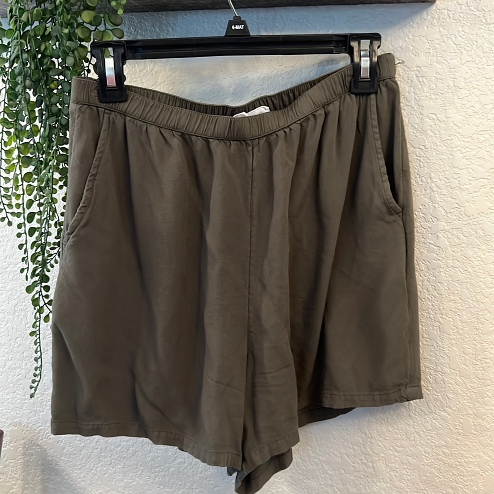 Melrose and Market olive green high-waisted shorts (M)
